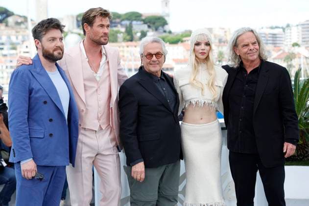 Tom Burke, Chris Hemsworth, George Miller, Anya Taylor-Joy und Doug Mitchell beim Photocall zum Kinofilm Furiosa: A Mad Max Saga auf dem Festival de Cannes 2024 77. Internationale Filmfestspiele von Cannes am Palais des Festivals. Cannes, 16.05.2024