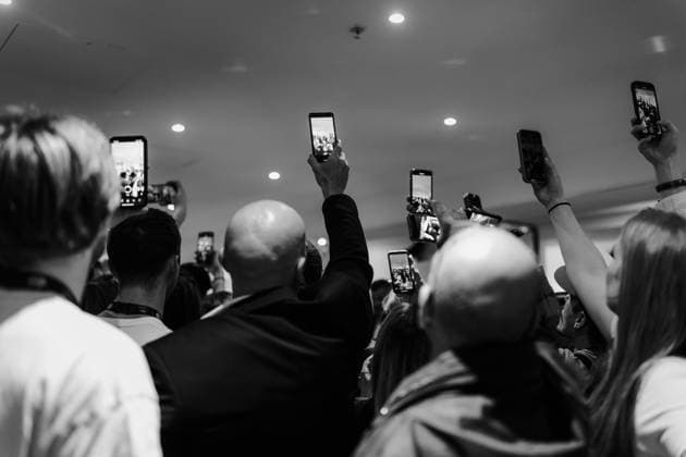 Fans waiting for the Furiosa cast at the entrance of the press conference room during the 77th Cannes Film Ferstival 304998 2024 05 16 Alpes Maritimes Cannes France  Copyright: xTerencexBaelenx STAR_304998_055