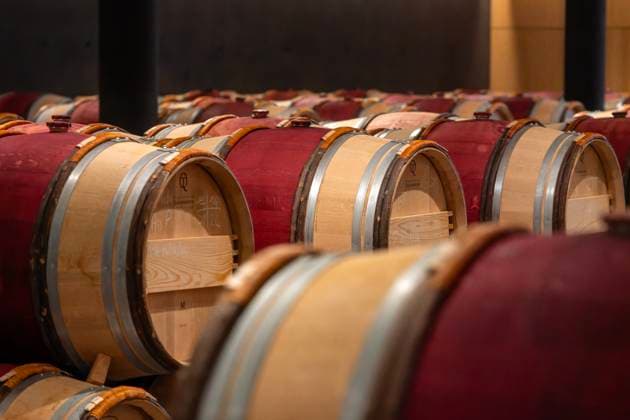 Weingüter im Weinbaugebiet Bordeaux. Blick über die Oberfläche der gestapelten Holz-Weinfässer im Keller neben der hypermodernen Produktionshalle des Weingutes ChÃ¢teau Figeac. In den Fässern wird der Wein zur weiteren Entwicklung bis zur Abfüllung in die Flaschen gelagert. Das ChÃ¢teau zählt zu den bekanntesten und traditionsreichsten Weingütern des Weingebietes Saint-Emilion bei Bordeaux. Bis heute wurde der Betrieb zu einem architektonischen und technischen Vorzeigeunternehmen ausgebaut, dessen Weine als Premier Grand Cru ClassÃ A eingestuft sind, dem höchsten Grad der Klassifitierung im Bordelais. Saint-Emilion Gironde Frankreich *** Wine estates in the Bordeaux wine-growing region View over the surface of the stacked wooden