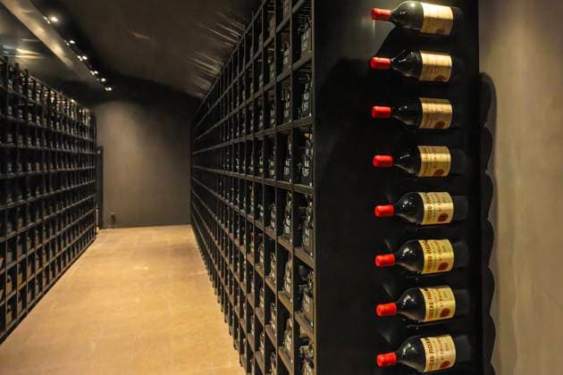 Weingüter im Weinbaugebiet Bordeaux. Im mit Gittern verschlossenen Weinkeller des Weingutes ChÃ¢teau Figeac. Hier lagern tausende ettiketierter Flaschen des ChÃ¢teau-Figeac aus unterschiedlichen Jahrgängen. Das ChÃ¢teau zählt zu den bekanntesten und traditionsreichsten Weingütern des Weingebietes Saint-Emilion bei Bordeaux. Bis heute wurde der Betrieb zu einem architektonischen und technischen Vorzeigeunternehmen ausgebaut, dessen Weine als Premier Grand Cru ClassÃ A eingestuft sind, dem höchsten Grad der Klassifitierung im Bordelais. Saint-Emilion Gironde Frankreich *** Wine estates in the Bordeaux wine-growing region In the wine cellar of the Château Figeac wine estate, which is closed off with bars, thousands of labeled bottles o