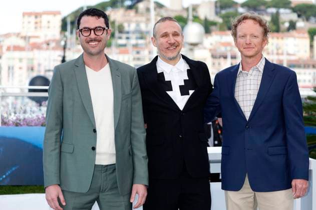 Rene Wachner-Solomon, Roberto Minervini und Jeremiah Knupp beim Photocall zum Kinofilm The Damned auf dem Festival de Cannes 2024 77. Internationale Filmfestspiele von Cannes am Palais des Festivals. Cannes, 16.05.2024