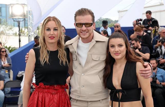 Photocall du film Diamant brut lors du 77eme Festival International du Film de Cannes Agathe Riedinger, Idir Azougli et Malou Khebizi au photocall du film Diamant brut lors du 77eme Festival International du Film de Cannes, France, le 16 mai 2024 Jacovides Moreau Bestimage Diamant Brut Wild Diamond Photocall at the 77th annual Cannes Film Festival at Palais des Festivals on May 16, 2024 in Cannes, France Cannes France  Copyright: xJACOVIDES-MOREAUx xBESTIMAGExJACOVIDES-MOREAUx xBESTIMAGEx