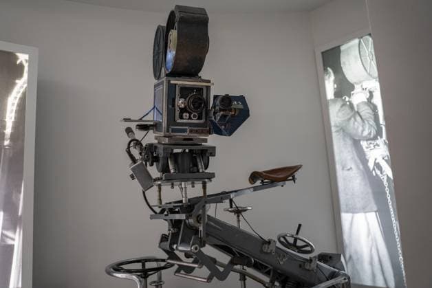 Berlin-Mitte Themenbild - Technicolor Kamera auf einem Dolly im Museum Deutsche Kinemathek, Berlin, 12.05.2024 Themenbild - Technicolor Kamera auf einem Dolly im Museum Deutsche Kinemathek, Berlin, 12.05.2024 Drei Farben Kamera von Technicolor auf einem Kamera-Dolly in der Ausstellung vom Museum Deutsche Kinemathek Museum fuer Film und Fernsehen im Sony Center am Potsdamer Platz, Berlin. Copyright: xEibner-Pressefoto JonasxLohrmannx EP_JLN