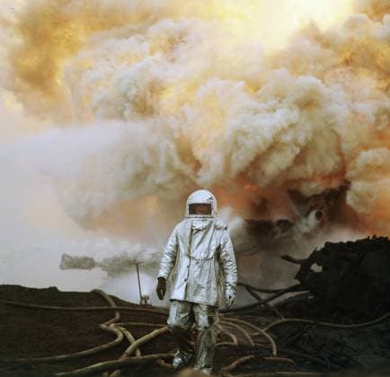 Archivbilder der Woche KW20 Dagestan ASSR, USSR. A firefighter in a thermal protective suit goes on a reconnaissance mission into smoke and fire while extinguishing a fire at the Tarki No.7 oil exploration well in the Makhachkala District. Rudolf Dik TASS  18580896