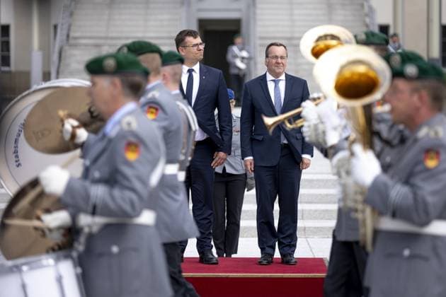 News Themen der Woche KW20 Boris Pistorius (SPD), Bundesminister der Verteidigung und Laurynas Kasciunas litauischer Verteidigungsminister waehrend des Empfangs mit militaerischen Ehren und der Kranzniederlegung im BMVg in Berlin, 16.05.2024. Berlin Deutschland *** Boris Pistorius SPD , Federal Minister of Defense and Laurynas Kasciunas Lithuanian Minister of Defense during the reception with military honors and the wreath-laying ceremony at the BMVg in Berlin, 16 05 2024 Berlin Germany Copyright: xLorenzxHuterxphotothek.dex
