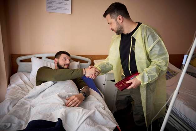 Bilder des Jahres 2024, News 05 Mai News Themen der Woche KW20 News Bilder des Tages May 16, 2024, Kharkiv, Kharkiv Region, Ukraine: Ukrainian President Volodymyr Zelenskyy, right, presents military medals to wounded soldiers injured on the frontlines, May 16, 2024, in the Kharkiv region, Ukraine. Kharkiv Ukraine - ZUMAp138 20240516_zaa_p138_023 Copyright: xUkrainexPresidency UkrainianxPrex