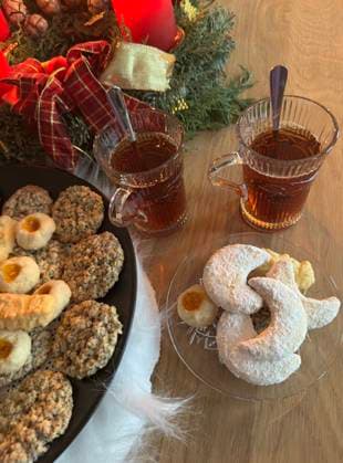 Köstliche selbstgebackene Plätzchen, heißer Tee und Adventskranz mit brennenden Kerzen, Advent *** delicious selbstgebackene Cookies, Hot Tea and Advent wreath with burning Candles, Advent 1088817105