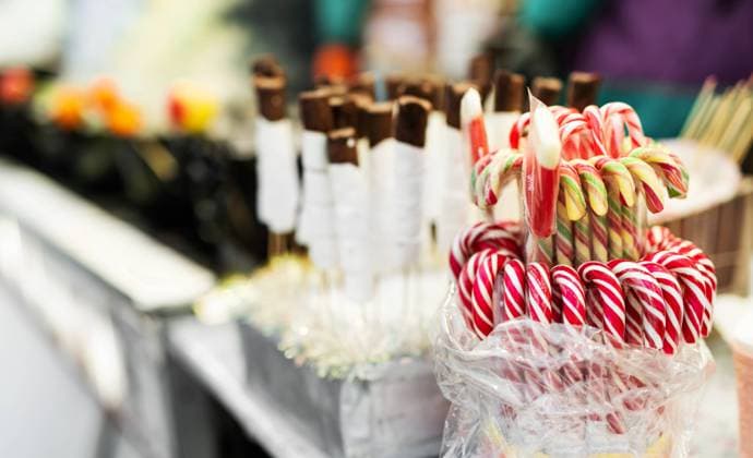 Traditional Christmas lollipop cane candies Traditional Christmas lollipop cane candies with red and white stripes at traditional street food festival market. Festive sweets at fair as symbol of Xmas Copyright: x RECORD DATE NOT STATED