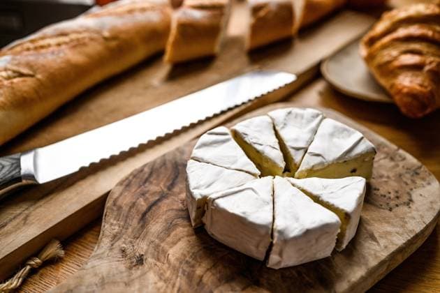 Delicious brie cheese with white mold Delicious brie cheese with white mold cutting for a breakfast on a kitchen table Copyright: x RECORD DATE NOT STATED