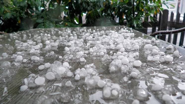 News Themen der Woche KW20 News Bilder des Tages Schwere Unwetter wüten seit den Abendstunden in der Innenstadt von Nürnberg. Sinnflutartige Regenfälle und Hagelschlag führen zu großen Problemen. Die Kanalisation schafft die Wassermassen nicht mehr. Zahlreiche Unterführungen sind vollgelaufen. Autos schwimmen bis zu einem Meter im Wasser. Die Feuerwehr ist machtlos. Sie kann nur den Gefahrenbereich absperren. Die Autofahrer konnten sich aus den Fluten retten. Die Unwetter sind seit einer Stunde stationär über Nürnberg. Betroffen ist vor allem die Oststadt. Die schweren Regenfälle sorgten dafür, dass es in Nürnberg zu dramatischen Situationen kam. Auf der Zerzabelshofstraße blieben Fahrzeuge unter Unterführungen stecken. Sie schwammen in den Wassermassen. Auch Personen waren