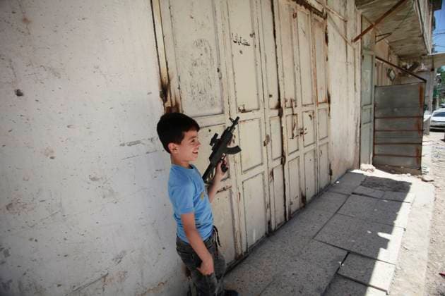 News Themen der Woche KW20 News Bilder des Tages May 16, 2024, Tulkarm, West Bank, Palestine: A Palestinian child holds a plastic rifle in front of the street that was destroyed by Israeli forces during a raid to close the currency exchange shops, in the city of Tulkarm in the northern West Bank. Tulkarm Palestine - ZUMAs197 20240516_aaa_s197_177 Copyright: xNasserxIshtayehx