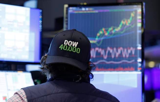 News Themen der Woche KW20 News Bilder des Tages A trader wears a baseball cap reading 40,000 as he works on the floor of the New York Stock Exchange (NYSE) on Wall Street in New York City on Thursday, May 16, 2024. The Dow Jones Industrial Average briefly topped 40,000 for the first time today, closing at 39,965 in late trading.  NYP20240516104 JohnxAngelillo