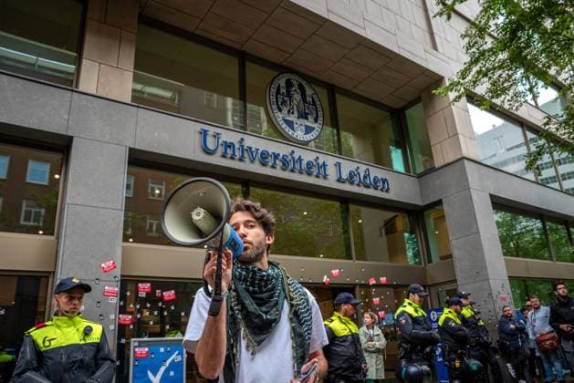 News Themen der Woche KW20 News Bilder des Tages May 16, 2024, The Hague, South Holland, Netherlands: A protester speaks about police violence during an protest in The Hague, the Netherlands. On May 16, 2024, Dutch students occupied the Leiden University - Wijnhaven campus in The Hague, the Netherlands. They protested against violence in Gaza, and also against police violence towards students occupying other universities around the Netherlands in the past weeks. The Hague Netherlands - ZUMAp202 20240516_zip_p202_010 Copyright: xJamesxPetermeierx