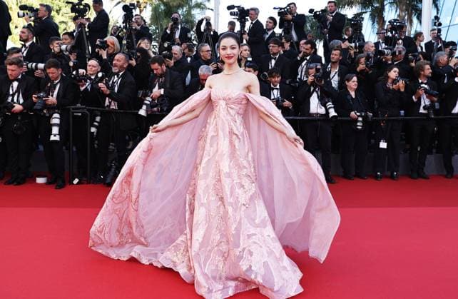 Entertainment Bilder des Tages (240517) -- CANNES, May 17, 2024 -- Chinese actress Zhong Chuxi arrives for the screening of the film Megalopolis at the 77th edition of the Cannes Film Festival in Cannes, southern France, on May 16, 2024. ) FRANCE-CANNES-FILM FESTIVAL- MEGALOPOLIS GaoxJing 