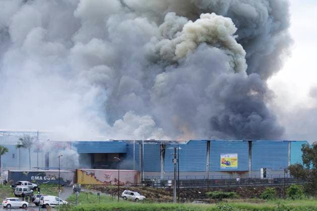 News Themen der Woche KW20 News Bilder des Tages Parts Of New Caledonia Out Of State Control? - Noumea Kune-In shopping center burned and looted by protesters for the second time in Noumea, New Caledonia on May 17, 2024. Tensions remained high in Noumea, the capital of New Caledonia, on Friday after days of riots as the French government?s representative said areas of the Pacific territory have escaped state control. Louis Le Franc, high commissioner of the Republic in New Caledonia, announced new security deployments. The number of police and gendarmes on the island will rise to 2,700 from 1,700 by Friday evening. After rioting that began on Monday, leaving five dead and resulting in hundreds of arrests, Thursday night was relatively calm, he said. However, there were still po  Copyright: xMMIIAS ABACAx