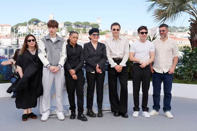 Tessa Ross, Jason Buda, Nykiya Adams, Andrea Arnold, Franz Rogowski, Barry Keoghan und Lee Groombridge beim Photocall zum Kinofilm Bird auf dem Festival de Cannes 2024 77. Internationale Filmfestspiele von Cannes am Palais des Festivals. Cannes, 17.05.2024