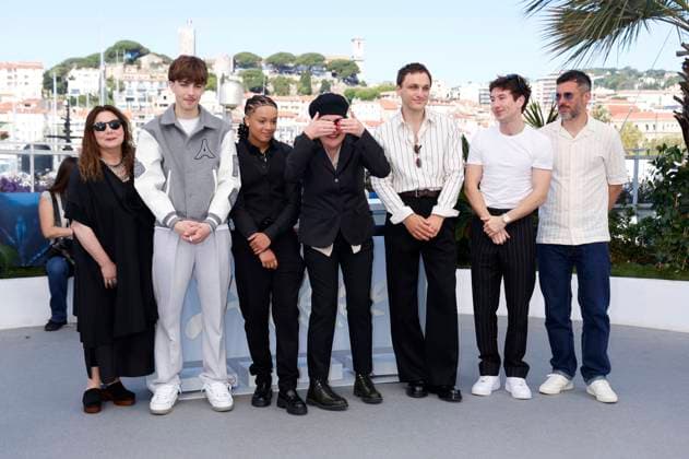 Tessa Ross, Jason Buda, Nykiya Adams, Andrea Arnold, Franz Rogowski, Barry Keoghan und Lee Groombridge beim Photocall zum Kinofilm Bird auf dem Festival de Cannes 2024 77. Internationale Filmfestspiele von Cannes am Palais des Festivals. Cannes, 17.05.2024