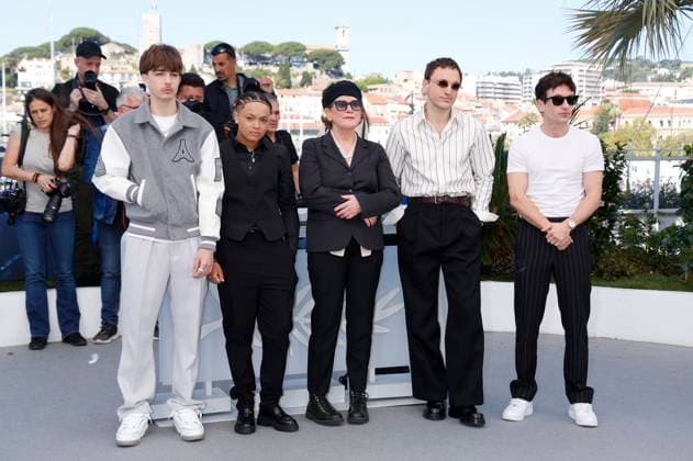Jason Buda, Nykiya Adams, Andrea Arnold, Franz Rogowski und Barry Keoghan beim Photocall zum Kinofilm Bird auf dem Festival de Cannes 2024 77. Internationale Filmfestspiele von Cannes am Palais des Festivals. Cannes, 17.05.2024