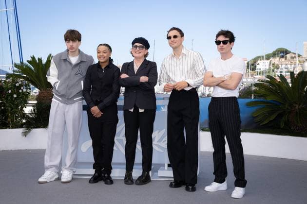 Cannes - Bird Photocall Jason Buda, Nykiya Adams, Director Andrea Arnold, Franz Rogowski and Barry Keoghan attend the Bird Photocall at the 77th annual Cannes Film Festival at Palais des Festivals on May 17, 2024 in Cannes, France. Photo by Shootpix ABACAPRESS.COM Cannes France  Copyright: xShootpix ABACAx