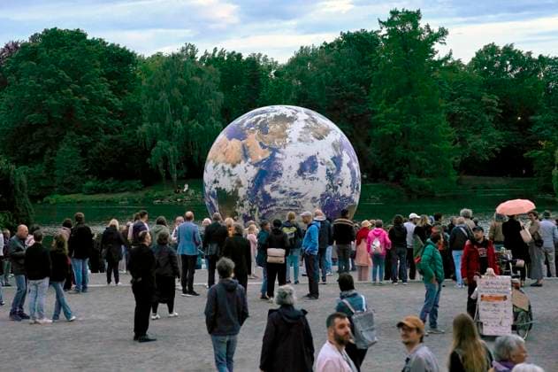 Bilder des Jahres 2024, News 05 Mai News Themen der Woche KW20 Deutschlandpremiere der Kunstinstallation Floating Earth (schwimmende Weltkugel) des britischen Künstlers Luke Jerram auf dem Maschteich. (Fotos der Kunstinstallation sind vom Künstler für Presse- und Öffentlichkeitsarbeit freigegeben) Hannover, 16.05.2024 *** German premiere of the art installation Floating Earth floating globe by British artist Luke Jerram on the mash pond Photos of the art installation have been released by the artist for press and public relations purposes Hanover, 16 05 2024 Foto:xU.xStammx xFuturexImagex earth_4513