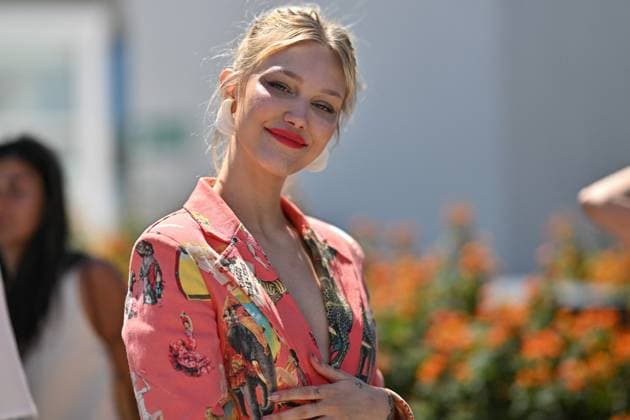 Entertainment Bilder des Tages Cannes 2024 Photocall Megalopolis Grace VanderWaal at the photocall of Megalopolis during the 77th Cannes Film Festival in Cannes, France on May 17, 2024. Photo by Julien Reynaud APS-Medias ABACAPRESS.COM Cannes France  Copyright: xReynaudxJulien APS-Medias ABACAx