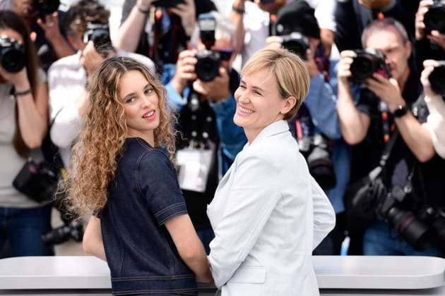 CANNES, FRANCE MAY 17 G D Tess BARTHELEMY, actress, Judith GODRECHE, director, during the photocall of the short film Â Moi aussi Â from Seance Speciale at the 77th Cannes Film Festival at the Palais des Festivals on May 17, 2024 in Cannes, France CELEBRITES 77eme Festival de Cannes Photocall 17 05 2024 ValentinaClaret Panoramic 
