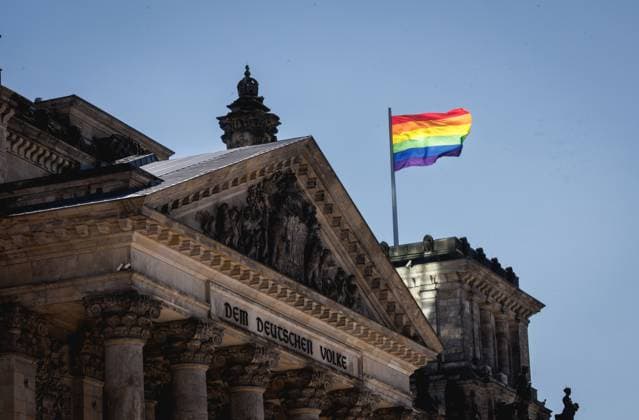 News Bilder des Tages Regenbogenfahnen wehen am Reichstagsgebauede zum Internationalen Tag gegen Homo-, Bi-, Inter- und Transphobie in Berlin, 17.05.2024. Berlin Deutschland *** Rainbow flags waving at the Reichstag building for the International Day against Homo , Bi , Inter and Transphobia in Berlin, 17 05 2024 Berlin Germany Copyright: xJulianexSonntagxphotothek.dex