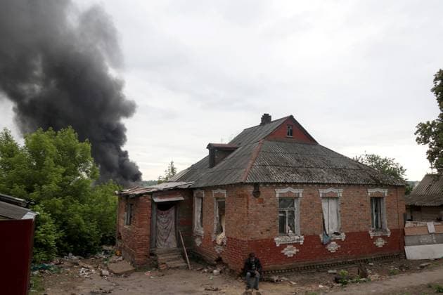 News Themen der Woche KW20 News Bilder des Tages Ukraine-Konflikt, Eindrücke aus Kharkiw KHARKIV, UKRAINE - MAY 17, 2024 - A pillar of smoke rises from behind a house following the shelling of Russian troops, Kharkiv, northeastern Ukraine. Russia shells Kharkiv  Copyright: xVyacheslavxMadiyevskyyx