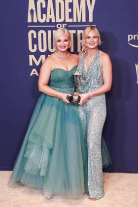 May 16, 2024, Frisco, Tx, USA: Kendra Slaubaugh and Krista Slaubaugh of Tigirlily Gold, winners of the New Duo Group of the Year award, pose in the press room during the 59th Academy of Country Music Awards at The Ford Center at The Star on May 16, 2024 in Frisco, Texas. Frisco USA - ZUMAs181 20240516_zea_s181_412 Copyright: xOzziexBx
