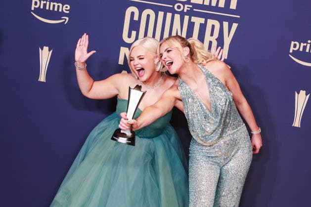 May 16, 2024, Frisco, Tx, USA: Kendra Slaubaugh and Krista Slaubaugh of Tigirlily Gold, winners of the New Duo Group of the Year award, pose in the press room during the 59th Academy of Country Music Awards at The Ford Center at The Star on May 16, 2024 in Frisco, Texas. Frisco USA - ZUMAs181 20240516_zea_s181_413 Copyright: xOzziexBx