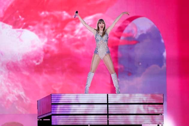 Bilder des Jahres 2024, Entertainment 05 Mai Entertainment Themen der Woche KW20 Entertainment Bilder des Tages Taylor Swift Konzert in Stockholm STOCKHOLM, SWEDEN 20240517 Taylor Swift performas at Friends Arena on Friday night. It is the first of three concerts during the ongoing tour The Eras Tour held in Stockholm, Sweden 17 May 2024. *** EDITORIAL USE ONLY *** STOCKHOLM Sweden x10430x *** STOCKHOLM, SWEDEN 20240517 Taylor Swift performas at Friends Arena on Friday night It is the first of three concerts during the ongoing tour The Eras Tour held in Stockholm, Sweden 17 May 2024 EDITORIAL USE ONLY STOCKHOLM Sweden x10430x  Copyright: xChristinexOlsson TTx TAYLOR SWIFT CONCERT STOCKHOLM A9XkiVktq6Q