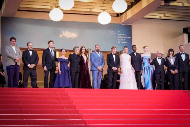 Foto IPP Daniele Cifala™ Cannes 17 05 2024 Kinds Of Kindness Red Carpet - The 77th Annual Cannes Film Festival nella foto : Hong Chau, Joe Alwyn, Willem Dafoe, Emma Stone, Yorgos Lanthimos, Jesse Plemons, Margaret Qualley, Mamoudou Athie, Hunter Schafer, Ed Guiney, Kasia Malipan and Andrew Lowe Italy Photo Press - World Copyright