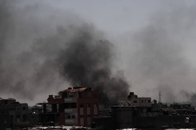 News Themen der Woche KW20 News Bilder des Tages (240517) -- GAZA, May 17, 2024 -- Smoke billows following Israeli strikes in Jabaliya refugee camp, northern Gaza Strip, on May 17, 2024. The Palestinian death toll from the ongoing Israeli attacks on the Gaza Strip has risen to 35,303, health authorities in the Palestinian enclave said in a press statement on Friday. (Photo by Xinhua) MIDEAST-GAZA-JABALIYA REFUGEE CAMP-ISRAEL-STRIKES AbdulxRahmanxSalama 