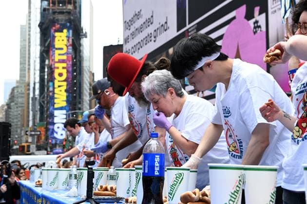 Bilder des Jahres 2024, Entertainment 05 Mai Entertainment Themen der Woche KW20 Entertainment Bilder des Tages USA, Hotdog-Wettessen in New York May 17, 2024, New York, New York, USA: Giant Hotdog designed by artist team Paul Outlaw and Jen Catron in Times Square hosts hotdog eating contest partnered with NathanÃ¢â‚¬â ¢s Hotdogs from Brooklyn. This was a an early round qualification competition leading up to the July 4th final competition. The winner, Gideon Oji of Nigeria ate 35 hotdogs. (Photo: Andrea RENAULT Zuma Press) New York USA - ZUMAg115 20240517_faf_g115_011 Copyright: xAndreaxRenaultx
