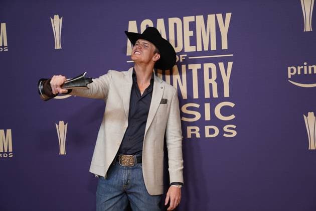 May 16, 2024, Frisco, Texas, United States: Parker McCollum, winner of Visual Media of the Year award for Burn It Down , poses with his prize in the press room during the 59th Academy of Country Music Awards Ceremony at The Ford Center at the Star. Frisco United States - ZUMAe321 20240516_zea_e321_005 Copyright: xJavierxVicenciox xEyepixxGroupx