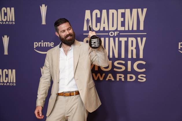 May 16, 2024, Frisco, Texas, United States: Jordan Davis, winner of the Song of the Year award for Next Thing You Know poses with their prize in the press room during the 59th Academy of Country Music Awards Ceremony at The Ford Center at the Star. Frisco United States - ZUMAe321 20240516_zea_e321_009 Copyright: xJavierxVicenciox xEyepixxGroupx