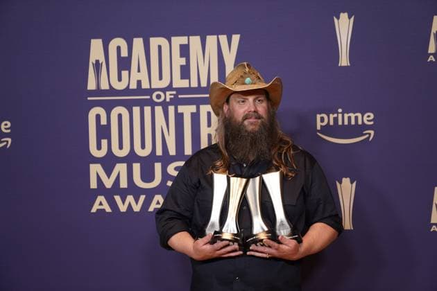 May 16, 2024, Frisco, Texas, United States: Chris Stapleton, winner of the Album of the Year award for Higher , poses with his prizes in the press room during the 59th Academy of Country Music Awards Ceremony at The Ford Center at the Star. Frisco United States - ZUMAe321 20240516_zea_e321_010 Copyright: xJavierxVicenciox xEyepixxGroupx