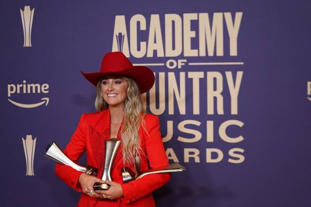 May 16, 2024, Frisco, Texas, United States: Lainey Wilson, winner of the following awards: Entertainer of the Year, Female Artist of the Year and the Music Event of the Year (for Save Me ), poses with her prizes in the press room during the 59th Academy of Country Music Awards Ceremony at The Ford Center at the Star. Frisco United States - ZUMAe321 20240516_zea_e321_017 Copyright: xJavierxVicenciox xEyepixxGroupx