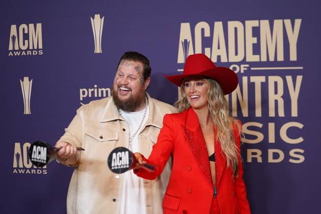May 16, 2024, Frisco, Texas, United States: Jelly Roll and Lainey Wilson, winners of the Music Event of the Year award for Save Me pose with their prizes in the press room during the 59th Academy of Country Music Awards Ceremony at The Ford Center at the Star. Frisco United States - ZUMAe321 20240516_zea_e321_018 Copyright: xJavierxVicenciox xEyepixxGroupx