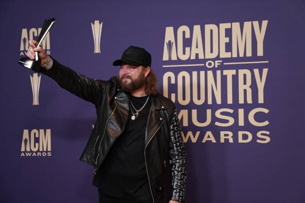 May 16, 2024, Frisco, Texas, United States: Nate Smith, winner of the New Male Artist of the Year award, poses with his prize in the press room during the 59th Academy of Country Music Awards Ceremony at The Ford Center at the Star. Frisco United States - ZUMAe321 20240516_zea_e321_022 Copyright: xJavierxVicenciox xEyepixxGroupx