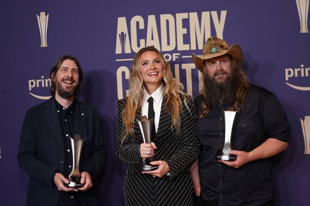 May 16, 2024, Frisco, Texas, United States: (L-R) Dave Cobb, Morgane Stapleton and Chris Stapleton, winners of the Album of the Year award for Higher , pose with their prizes in the press room during the 59th Academy of Country Music Awards Ceremony at The Ford Center at the Star. Frisco United States - ZUMAe321 20240516_zea_e321_024 Copyright: xJavierxVicenciox xEyepixxGroupx