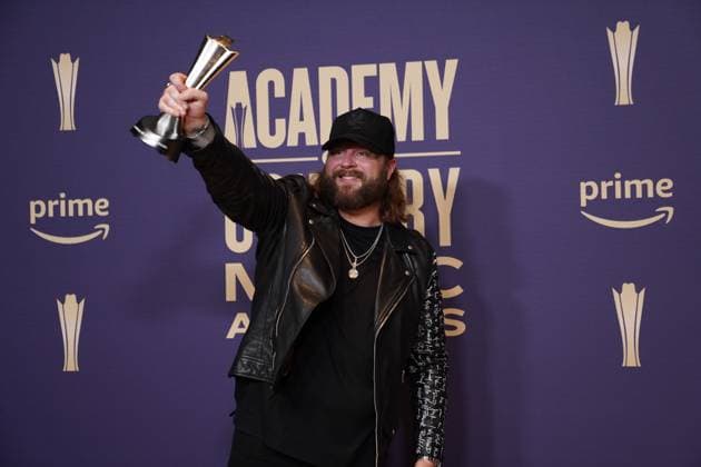 May 16, 2024, Frisco, Texas, United States: Nate Smith, winner of the New Male Artist of the Year award, poses with his prize in the press room during the 59th Academy of Country Music Awards Ceremony at The Ford Center at the Star. Frisco United States - ZUMAe321 20240516_zea_e321_025 Copyright: xJavierxVicenciox xEyepixxGroupx