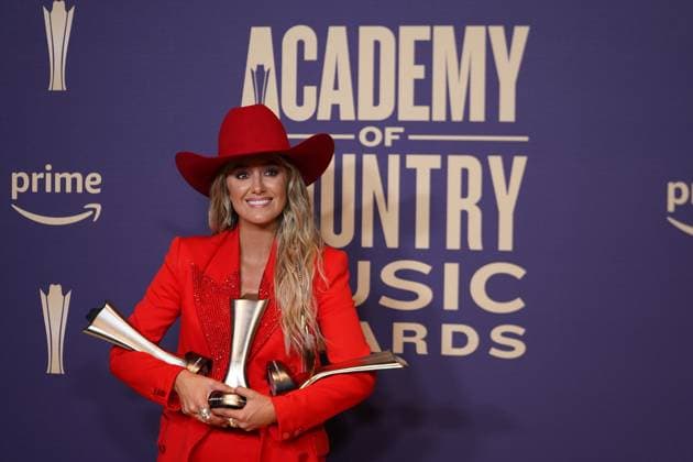 May 16, 2024, Frisco, Texas, United States: Lainey Wilson, winner of the following awards: Entertainer of the Year, Female Artist of the Year and the Music Event of the Year (for Save Me ), poses with her prizes in the press room during the 59th Academy of Country Music Awards Ceremony at The Ford Center at the Star. Frisco United States - ZUMAe321 20240516_zea_e321_027 Copyright: xJavierxVicenciox xEyepixxGroupx
