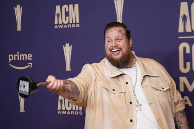 May 16, 2024, Frisco, Texas, United States: Jelly Roll, winner of the Music Event of the Year award for Save Me (with Lainey Wilson), poses with his prize in the press room during the 59th Academy of Country Music Awards Ceremony at The Ford Center at the Star. Frisco United States - ZUMAe321 20240516_zea_e321_039 Copyright: xJavierxVicenciox xEyepixxGroupx