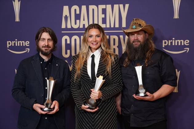 May 16, 2024, Frisco, Texas, United States: (L-R) Dave Cobb, Morgane Stapleton and Chris Stapleton, winners of the Album of the Year award for Higher , pose with their prizes in the press room during the 59th Academy of Country Music Awards Ceremony at The Ford Center at the Star. Frisco United States - ZUMAe321 20240516_zea_e321_040 Copyright: xJavierxVicenciox xEyepixxGroupx