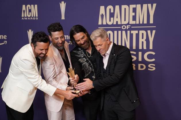 May 16, 2024, Frisco, Texas, United States: (L-R) Brad Tursi, Matthew Ramsi, Geoff Sprung and Trevor Rosen members of the band Old Dominion and winners of the Group of the Year award, pose with their prize in the press room during the 59th Academy of Country Music Awards Ceremony at The Ford Center at the Star. Frisco United States - ZUMAe321 20240516_zea_e321_042 Copyright: xJavierxVicenciox xEyepixxGroupx