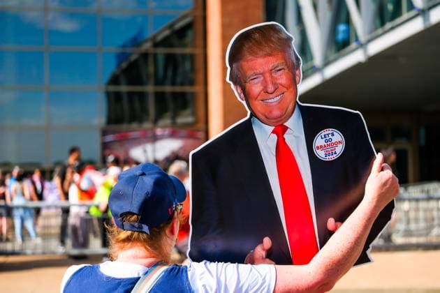 News Themen der Woche KW20 May 17, 2024, Minneapolis, Minnesota, USA: Protesters and supporters of DONALD TRUMP stand outside as the former U.S. president visits St. Paul on the campaign trail. Trump was the keynote speaker for the Lincoln Reagan Dinner, part of the MNGOP 2024 Convention at the RiverCentre in St. Paul. Minneapolis USA - ZUMAg254 20240517_zsp_g254_034 Copyright: xStevenxGarciax