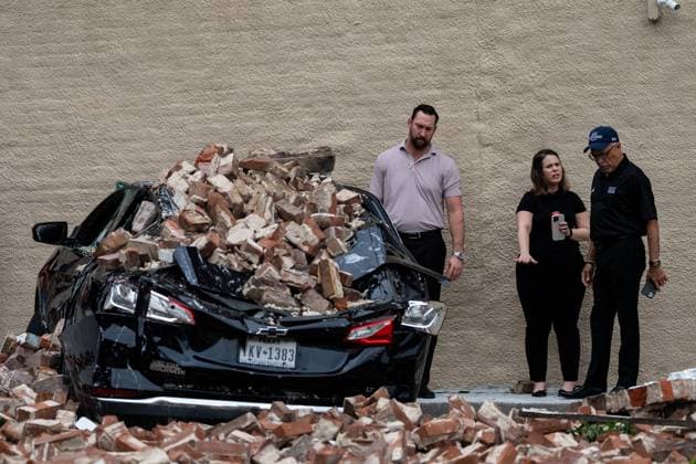 Bilder des Jahres 2024, News 05 Mai News Themen der Woche KW20 (240517) -- HOUSTON, May 17, 2024 -- People stand by a vehicle damaged in storms in downtown Houston, Texas, the United States, on May 17, 2024. The death toll of powerful storms ripping through Houston on Thursday night has risen to five as the largest city in the U.S. state of Texas is entering a recovery mode in the aftermath of widespread damage, authorities said on Friday. (Photo by Xinhua) U.S.-HOUSTON-STORMS-AFTERMATH ChenxChen 