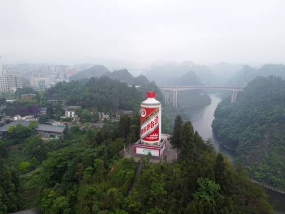 Bilder des Jahres 2024, News 05 Mai News Themen der Woche KW20 News Bilder des Tages Giant Moutai Bottle RENHUAI, CHINA - MAY 18, 2024 - Aerial photo taken on May 18, 2024 shows a giant Moutai bottle, the largest physical advertisement of the Shanghai Great World Guinness, at Yanjin River scenic spot in Renhuai city, Southwest China s Guizhou province. Renhuai Guizhou China  Copyright: xCFOTOx i1716017350663
