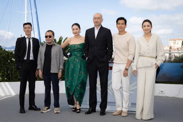 Cannes - Black Dog Photocall Zhou You, Jia Zhangke, Liang Jing, Guan Hu, Eddie Li and Tong Liya attend the Black Dog Photocall at the 77th annual Cannes Film Festival at Palais des Festivals on May 18, 2024 in Cannes, France. Photo by Shootpix ABACAPRESS.COM Cannes France  Copyright: xShootpix ABACAx